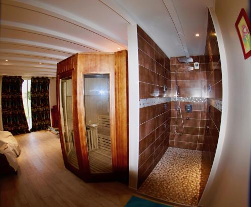 Habitación con baño con ducha a ras de suelo. en Château Trillon, en Sauternes