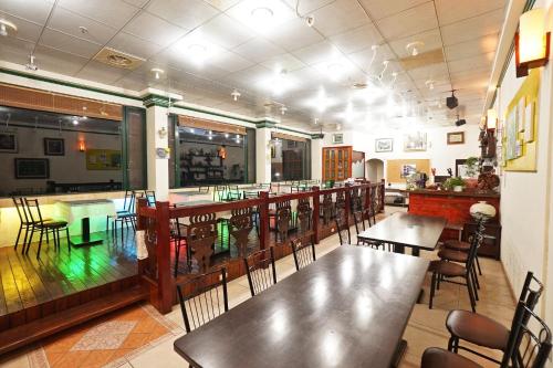 義盛里的住宿－小烏來山莊(特色民宿)  ，一间带桌椅的餐厅和一间酒吧
