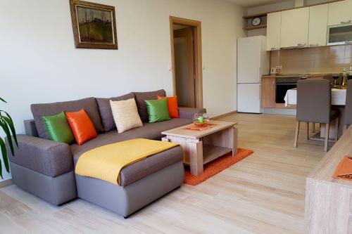 een woonkamer met een bank en een tafel bij Apartments Mobine in Metković