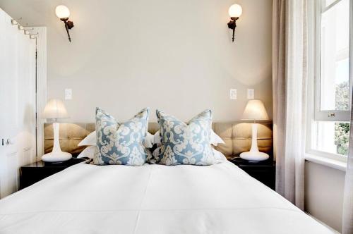 Un pat sau paturi într-o cameră la Banksia Boutique Hotel & Spa