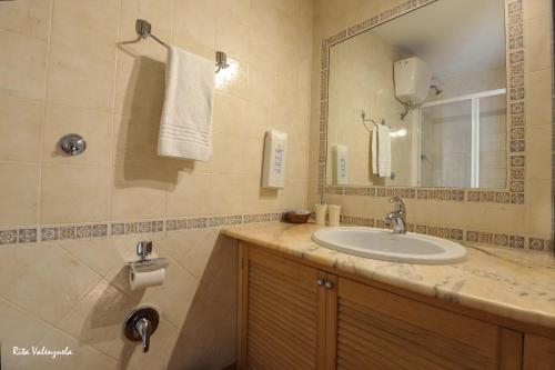 uma casa de banho com um lavatório e um espelho em Federici Guest House em Roma