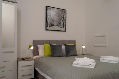 1 dormitorio con 1 cama con toallas en Tranquil Place in Dundee near Docks, en Dundee