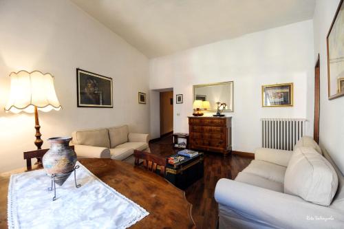 Sala de estar con 2 sofás y mesa en Federici Guest House en Roma