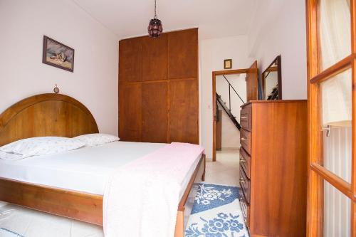 - une chambre avec un grand lit et une commode dans l'établissement Villa House 200m From Sea, à Áyios Andréas