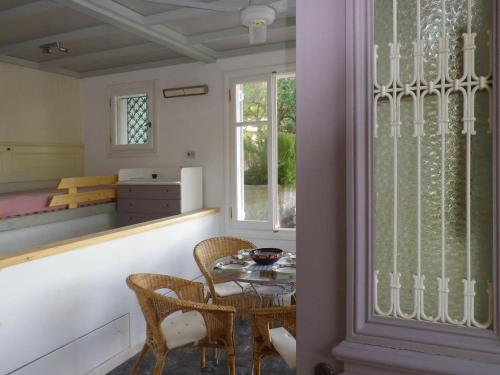 un comedor con mesa y sillas y un dormitorio en Villetta in Verde! Magnificent sea view, en Akrotiri