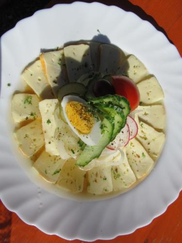 un plato de comida con un huevo y verduras en Allgäuhaus, en Oberstdorf