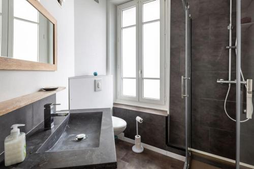une salle de bain avec une douche, un lavabo et des toilettes dans l'établissement Joli T3, gare & plages à proximité, à Saint-Malo