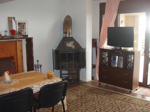 Телевизор и/или развлекательный центр в Sevasti Country House