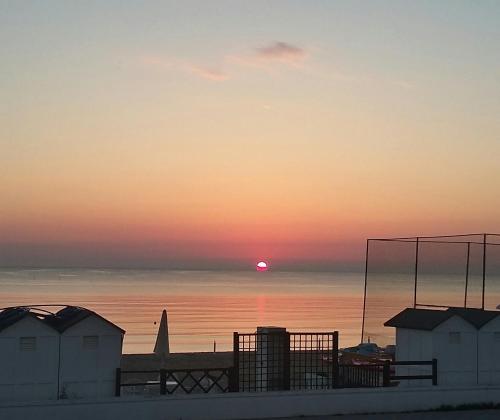 Η ανατολή ή δύση του ηλίου όπως φαίνεται από αυτό το ξενοδοχείο ή από εκεί κοντά