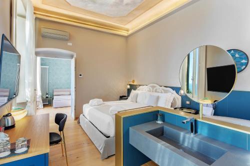 Кровать или кровати в номере Villa Riviera Resort