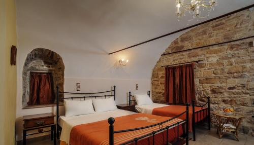 Ένα ή περισσότερα κρεβάτια σε δωμάτιο στο Mouzaliko Guesthouse Mansion