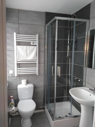 Photo de la galerie de l'établissement 24 Fois Plus - Circuit des 24 H à 10 mn - 2 Chambres, 4 personnes & Cuisine, au Mans