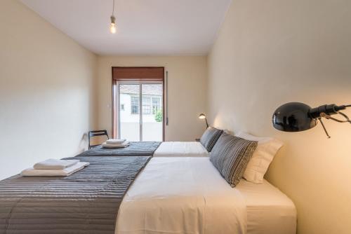 Ein Bett oder Betten in einem Zimmer der Unterkunft GuestReady - Over the Rooftop - Balcony