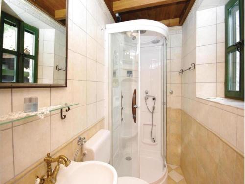 een badkamer met een douche en een wastafel bij Holiday House Brela in Brela