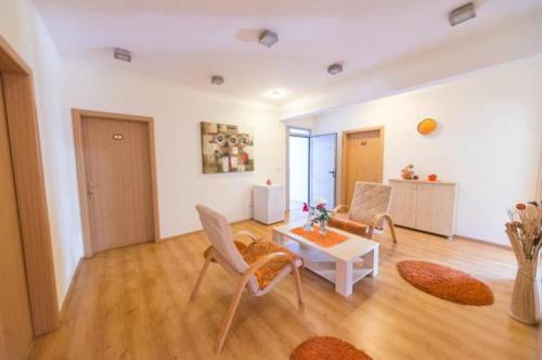 una sala de estar con 2 sillas y una mesa. en Hotel Piramida, en Podgorica