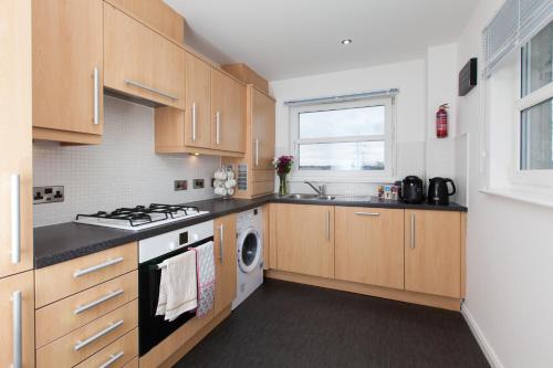 O bucătărie sau chicinetă la Super Prime Duloch - Dunfermline - 2 Bed Executive Apartment