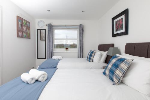 En eller flere senge i et værelse på Super Prime Duloch - Dunfermline - 2 Bed Executive Apartment