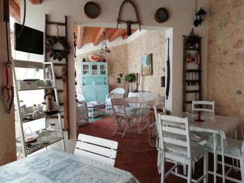 a kitchen and dining room with a table and chairs at A Lumia in Noto
