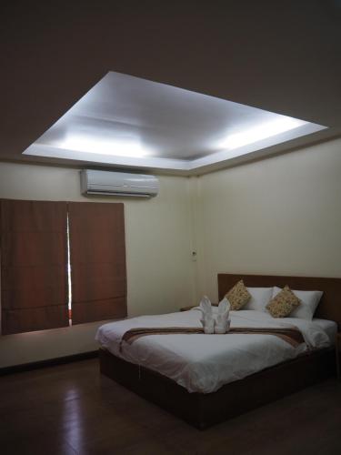 a bedroom with a large bed with a ceiling at Pru Valley Thaley Tai Resort in Ban Don Phlap (1)