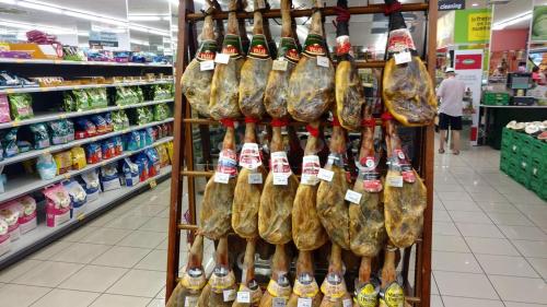 Σούπερ μάρκετ ή άλλα καταστήματα σε αυτό το διαμέρισμα ή εκεί κοντά