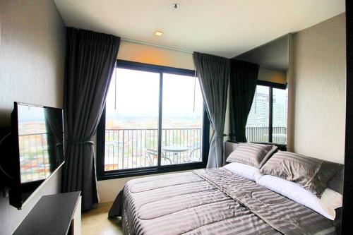 Postel nebo postele na pokoji v ubytování The Base - Large luxury, 1 Bedroom, Sea View - Pattaya City Centre - 963