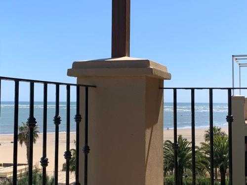 Elle comprend un balcon offrant une vue sur la plage. dans l'établissement Mirando al mar. Primera linea de playa, à Isla Canela