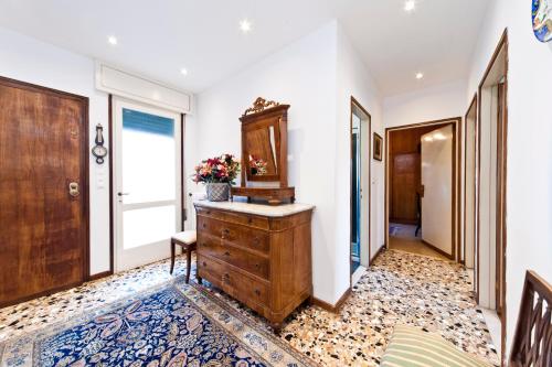a bathroom with a wooden dresser and a mirror at CA SUSANNA NEAR TRAIN STATION in Venice