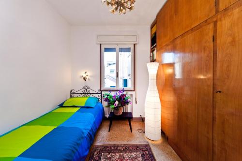een slaapkamer met een groot bed en een raam bij CA SUSANNA NEAR TRAIN STATION in Venetië