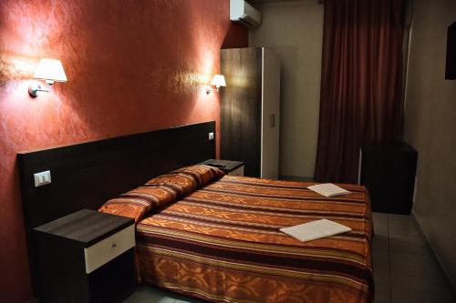 ローマにあるTiburtina Hotel Holidayの赤い壁のホテルルーム