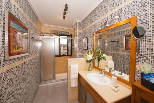 a bathroom with a sink and a shower at VUT LOS RECUERDOS DE SANDRA in El Barco de Ávila