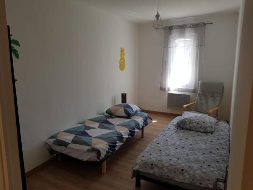 une chambre avec deux lits et une fenêtre dans l'établissement Location proche de Marseille, Cassis, La Ciotat, Circuit Paul Ricard, à Cuges-les-Pins