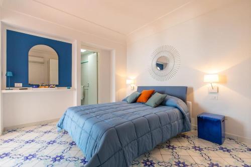 A bed or beds in a room at La Gioiella Capri