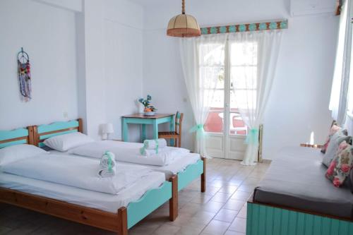 1 Schlafzimmer mit 2 Betten und einem Fenster in der Unterkunft Villa Valia in Acharavi