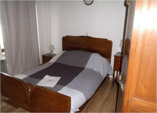 MalbouzonにあるMaison de vacancesのベッドルーム1室(ベッド1台、白黒の毛布付)