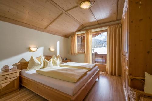 Un dormitorio con una cama grande y una ventana en Appartement Christine, en Pertisau