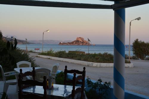une table et des chaises avec vue sur l'océan dans l'établissement Your Second Home, à Kefalos
