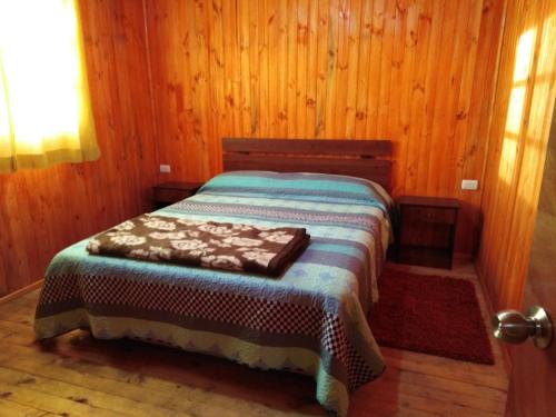 En eller flere senge i et værelse på Cabañas Los Ciervos