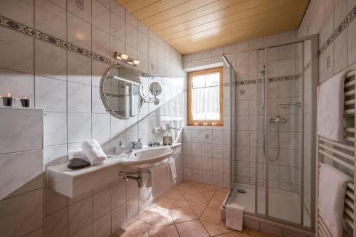 ein Bad mit einem Waschbecken und einer Dusche in der Unterkunft Appartement Christine in Pertisau