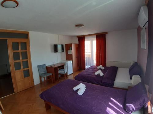 Pokój hotelowy z 2 łóżkami i biurkiem w obiekcie House Šapina w mieście Korenica