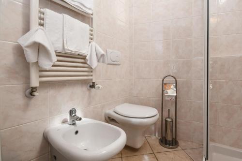 un baño con inodoro y lavabo en Catullo Apartments Sirmione, en Sirmione