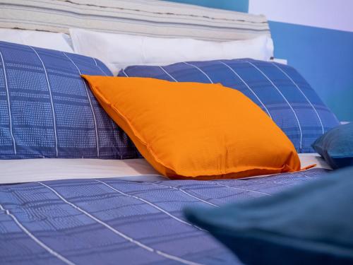 波爾托桑泰爾皮迪奧的住宿－Appartamento Il canto della Luna，床上的橙色枕头