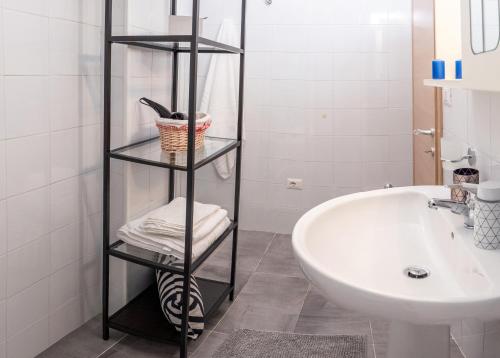 Et badeværelse på Appartamento Il canto della Luna