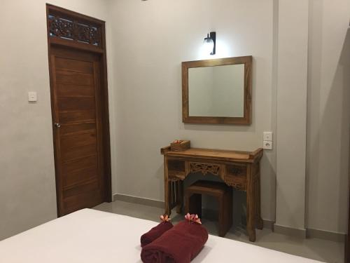 a bedroom with a bed with a fireplace and a mirror at Wina Ubud B&B in Ubud