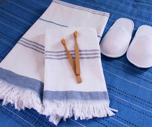 a pair of shoes and two cinnamon sticks on a towel at Koel Country House in Áno Almirí