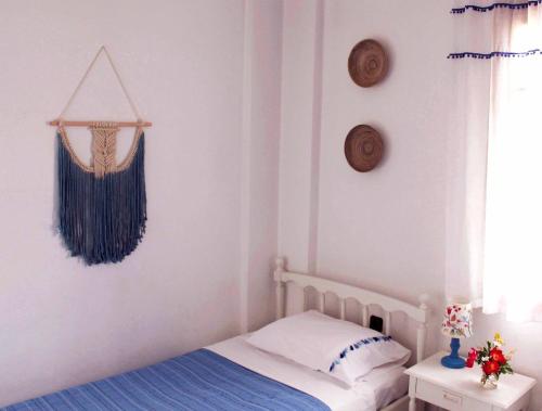 a bedroom with a bed and a hammock on the wall at Koel Country House in Áno Almirí