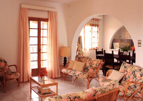 a living room with a couch and chairs and a table at Koel Country House in Áno Almirí