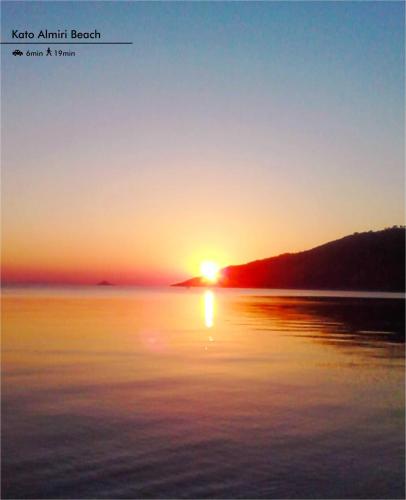 a sunset over a body of water with the sun in the sky at Koel Country House in Áno Almirí
