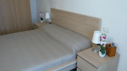 a small bedroom with a bed and two night stands at La casa di Balto, un nido per 2 in Castelnuovo Magra