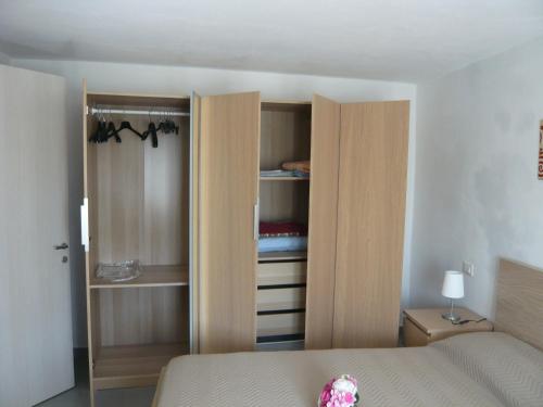 a bedroom with a bed and a closet at La casa di Balto, un nido per 2 in Castelnuovo Magra