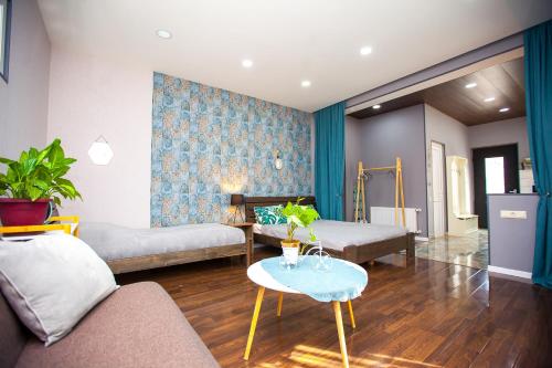 uma sala de estar com um sofá e uma mesa em Firuzi Apartment TBS em Tbilisi